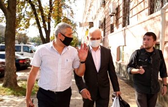 Валерій Чорнобук (посередині) разом з адвокатом Костянтином Грицишеним після судового засідання у Печерському районному суді Києва 22 вересня 2020 року. Фото: investigator.org.ua