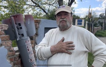 Дмитро Квецько біля меморіалу жертвам окупантів у Калинівському. Фото: Олег Батурін
