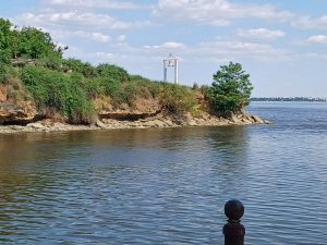 Фото з району колишньої пристані Берислава. Вода впала приблизно на три метри Фото: investigator.org.ua