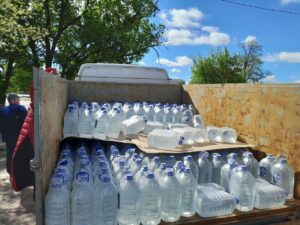 Вода в селі Василівка Любимівської громади останній рік є лише привозна, але й її люди тут бачать нечасто. Фото квітня 2024 року з окупаційних пабліків.