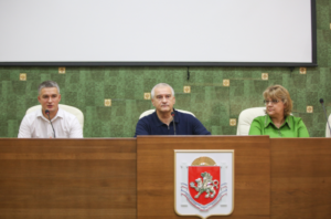 Сергій Аксенов (в центрі) представляє Алєксєя Натарова (крайній зліва). Фото: сайт “уряду” Криму glava.rk.gov.ru