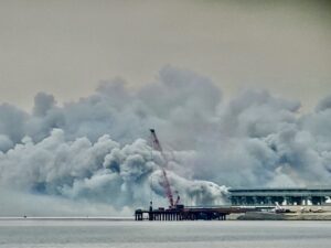 Димова завіса над Керченським мостом під час повітряної тривоги. Серпень 2024. Фото: соцмережі