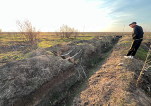 Залишки ворожих окопів у селі Дмитренка. Фото: ЦЖР