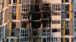 Наслідки масованої атаки по Києву в Дніпровському районі Фото: Євген Котенко, Укрінформ